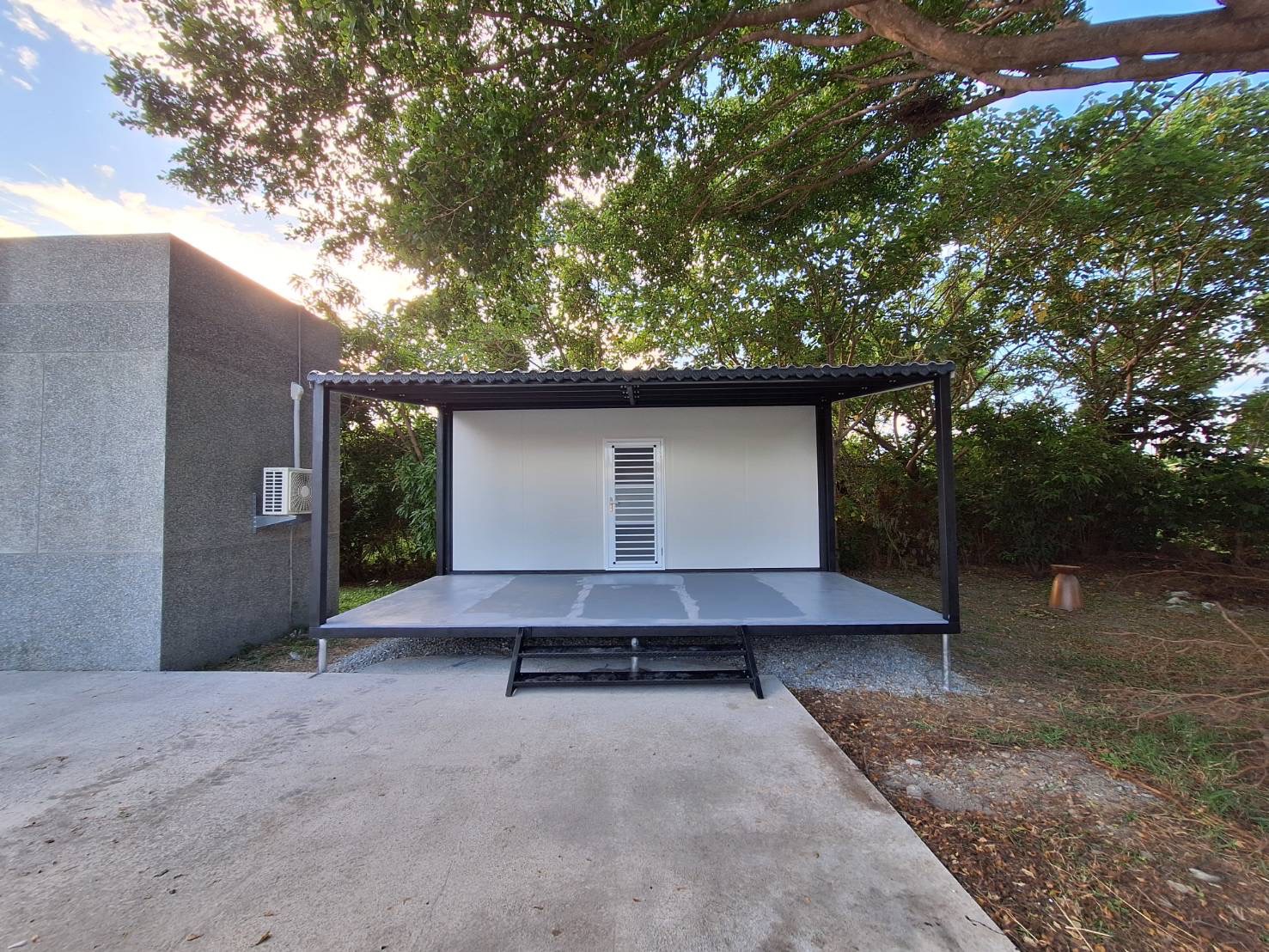 貨櫃屋使用三合金屬門窗通風門全景